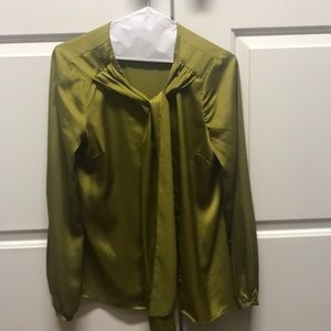 Silky blouse with tie